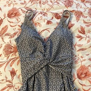 One piece with twist accent
